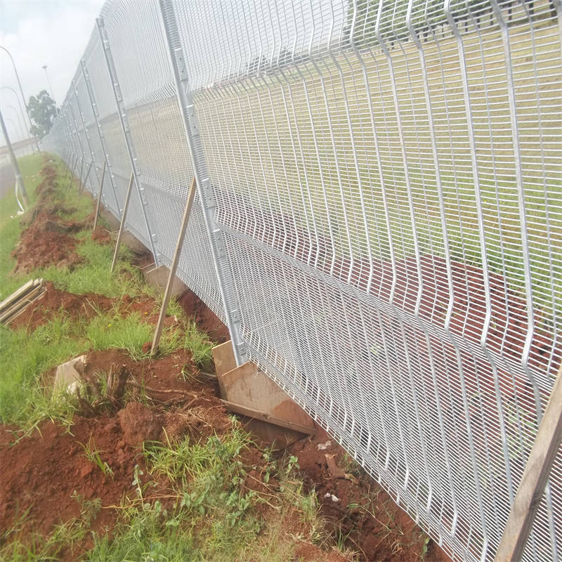 Invisible clearance wire fence