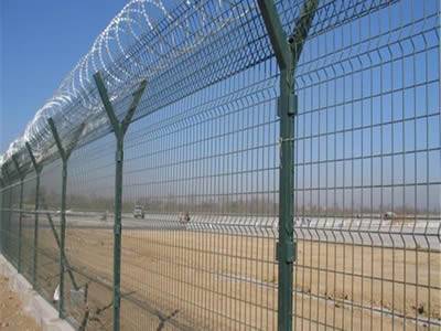 Green 3D security fences are surrounding the construction site.