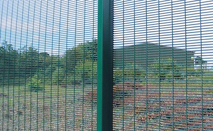 Serried horizontal wire mesh fence