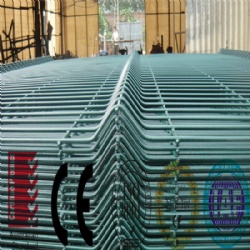 Welded wire mesh fencing